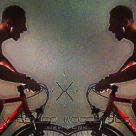 Ο Βασίλειος Κωστέτσος κάνει πετάλι ολόγυμνος [εικόνες] | iefimerida.gr 0