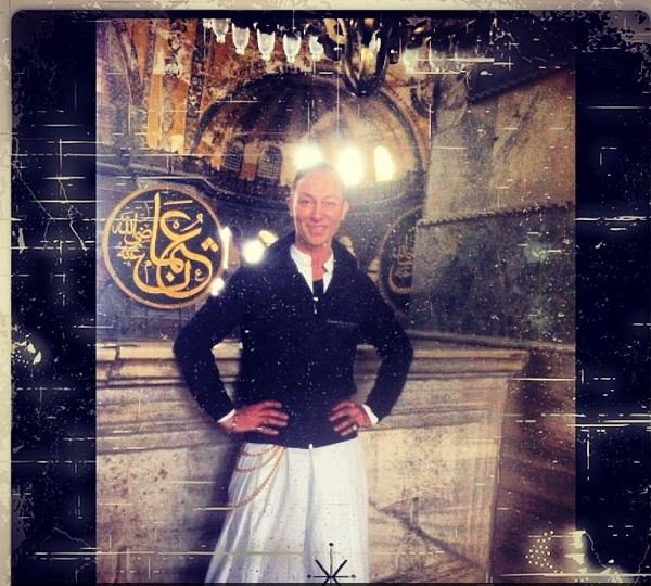 Ο σχεδιαστής Βασίλειος Κωστέτσος έβαλε την φουστανέλα του και πήγε στην Aγιά Σοφιά [εικόνες] | iefimerida.gr 0