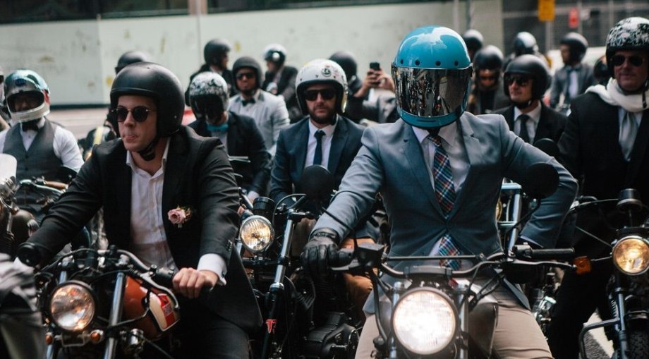 Ξεχάστε το δερμάτινο τζάκετ στις μηχανές - Σακάκι και γραβάτα απογειώνουν το στιλ [εικόνες] | iefimerida.gr 0