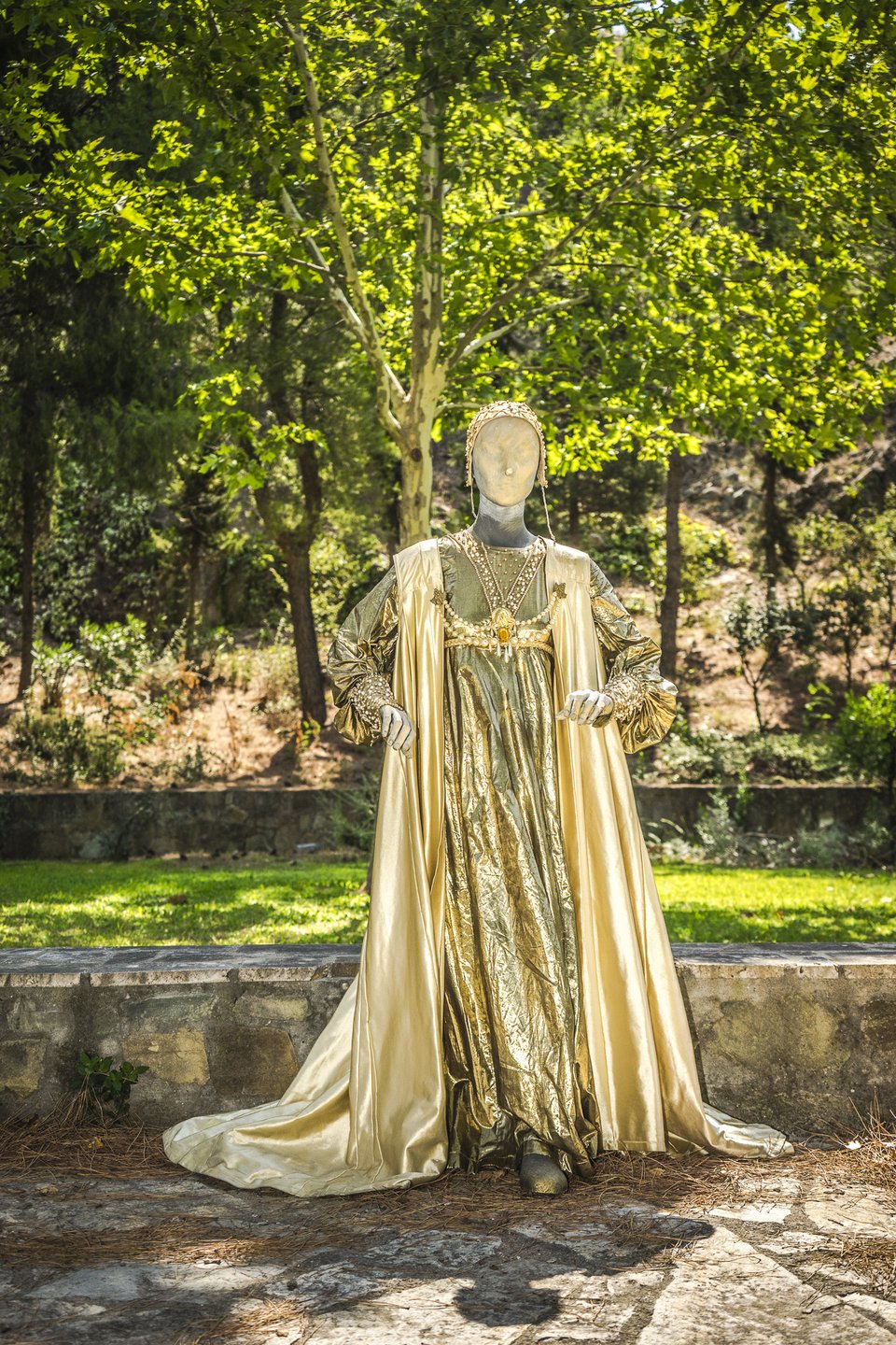 Το Κρατικό Θέατρο εκθέτει εμβληματικά κοστούμια στο Αλατζά Ιμαρέτ [εικόνες]  | iefimerida.gr 0