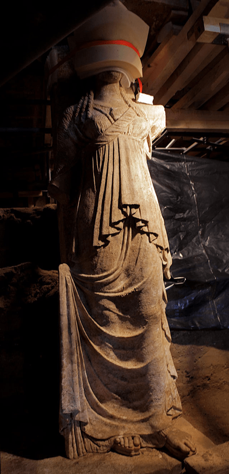 Τα ακροδάχτυλα και οι χρωματιστοί κόθορνοι των Καρυάτιδων που εντυπωσίασαν -Τα υποδήματα των αρχαίων που προσέθεταν ύψος [εικόνες] | iefimerida.gr 4