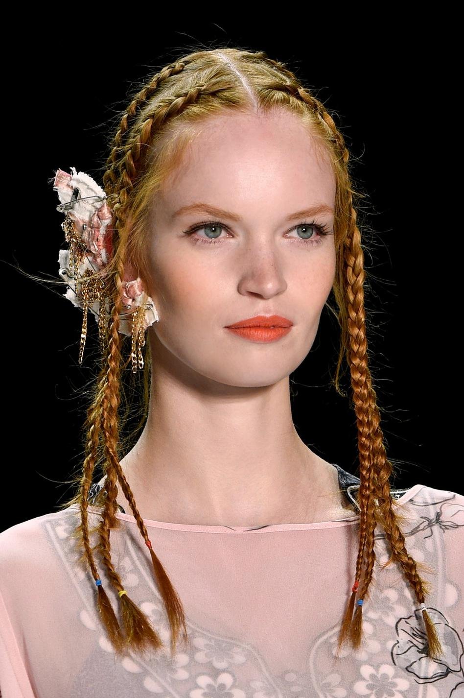 Οι κοτσίδες πάλι στη μόδα -Ενα χαλαρό σικ [εικόνες] | iefimerida.gr 2