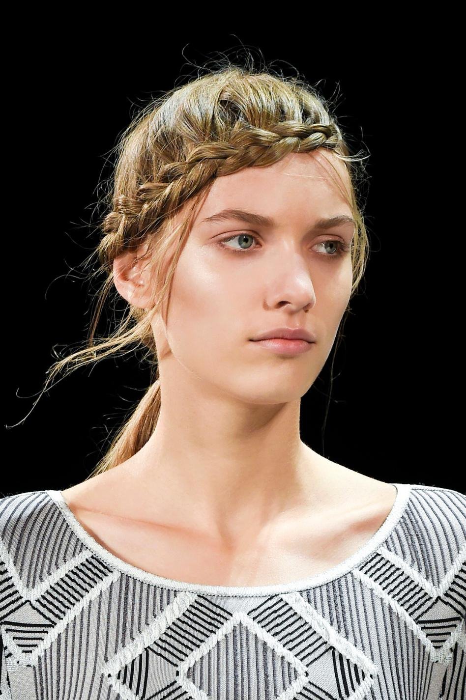 Οι κοτσίδες πάλι στη μόδα -Ενα χαλαρό σικ [εικόνες] | iefimerida.gr 5