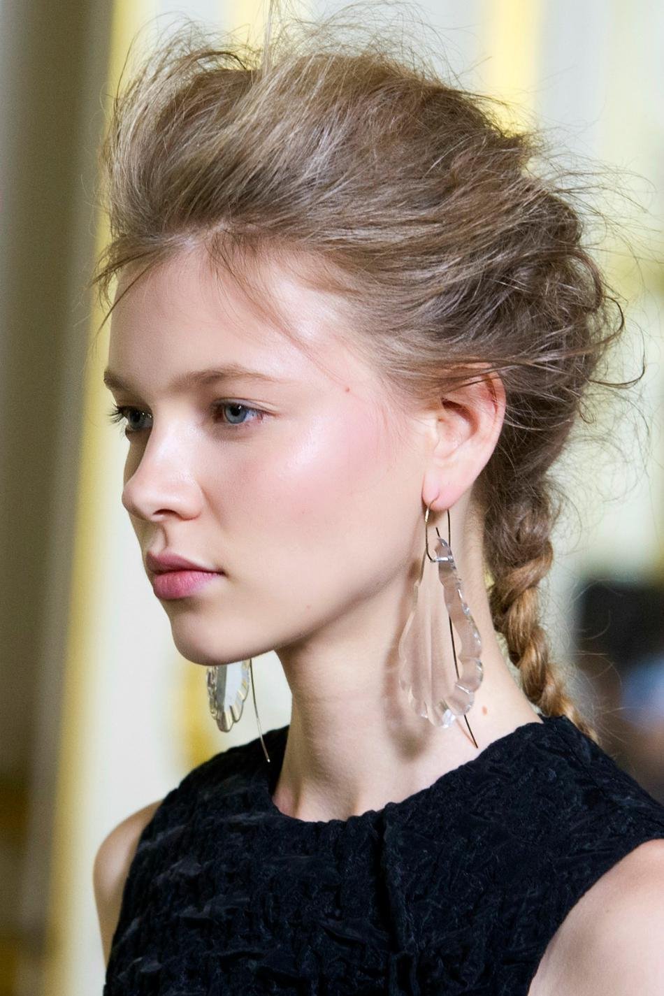 Οι κοτσίδες πάλι στη μόδα -Ενα χαλαρό σικ [εικόνες] | iefimerida.gr 7