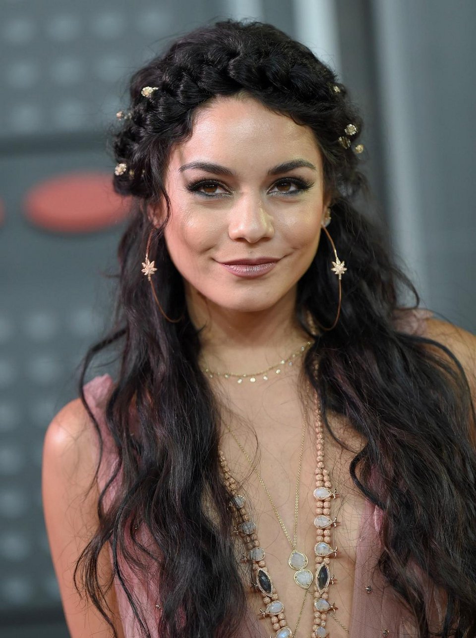 Οι κοτσίδες πάλι στη μόδα -Ενα χαλαρό σικ [εικόνες] | iefimerida.gr 8