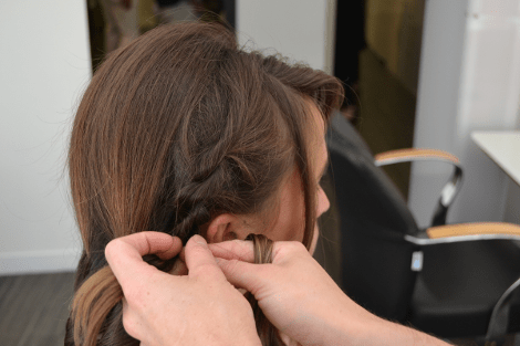 «Αλογοουρά αστακός», η τελευταία τάση στα μαλλιά -Καρέ καρέ πώς να την κάνετε εύκολα και γρήγορα [εικόνες] | iefimerida.gr 3