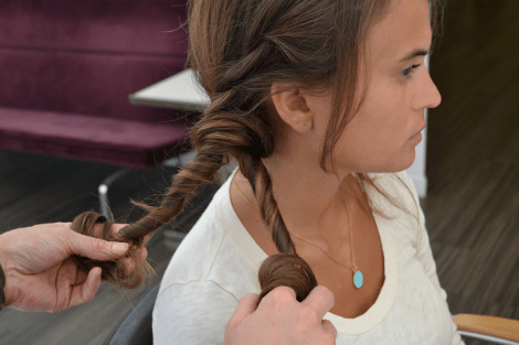 «Αλογοουρά αστακός», η τελευταία τάση στα μαλλιά -Καρέ καρέ πώς να την κάνετε εύκολα και γρήγορα [εικόνες] | iefimerida.gr 5