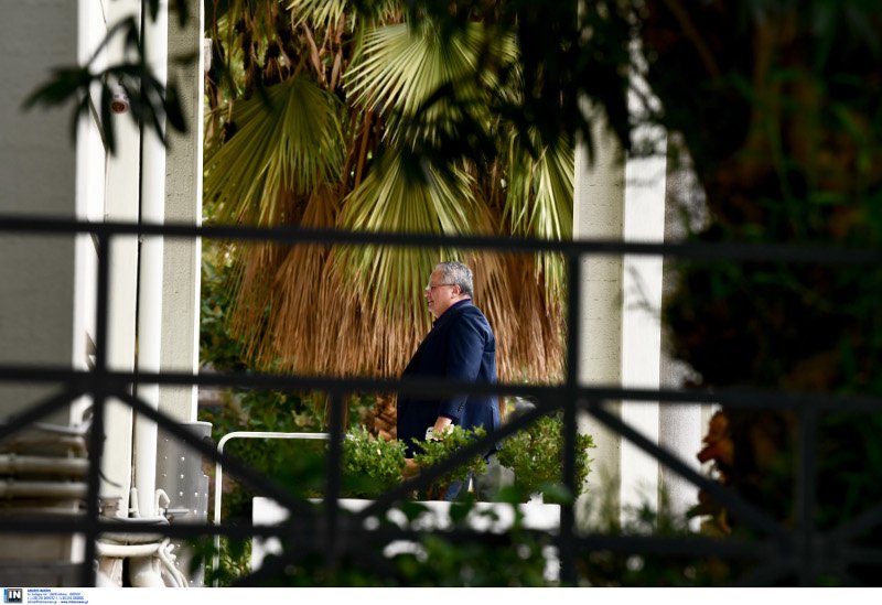 Ο Νίκος Κοτζιάς επέστρεψε το πρωί στο γραφείο του στο ΥΠΕΞ- φωτογραφία intimenews