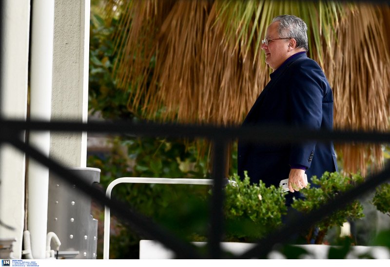 Χαμογελαστός και χωρίς γραβάτα ο Νίκος Κοτζιάς περνάει την πύλη του ΥΠΕΞ- φωτογραφία intimenews