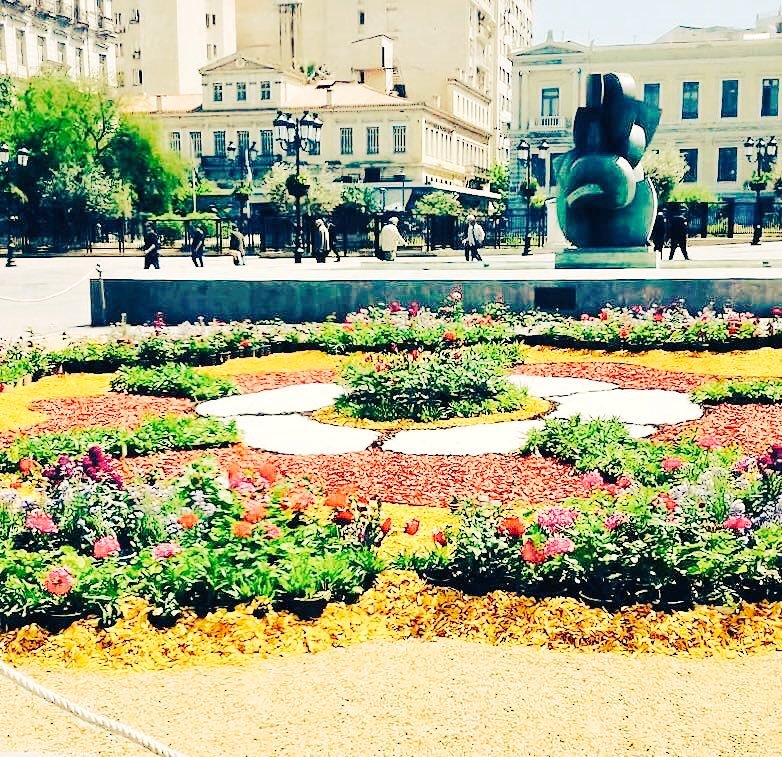 Με γρασίδι για μία μέρα η πλατεία Κοτζιά για αναγνώσεις και πικ νικ [πρόγραμμα] | iefimerida.gr 0