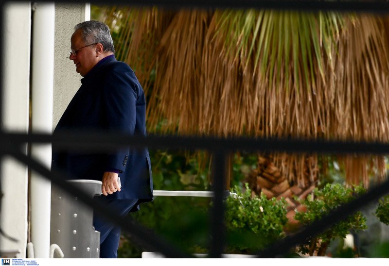 Το μόνο που κρατάει στα χέρια του ο πρώην πλέον ΥΠΕΞ είναι το κινητό του τηλέφωνωο- φωτογραφία intimenews