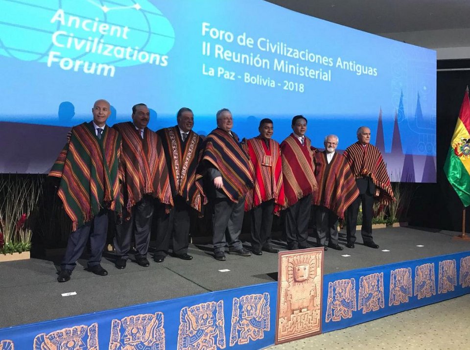 Ο Κοτζιάς από το ΝΑΤΟ στη Βολιβία με... φορεσιά των Ινκας [εικόνα] | iefimerida.gr 0