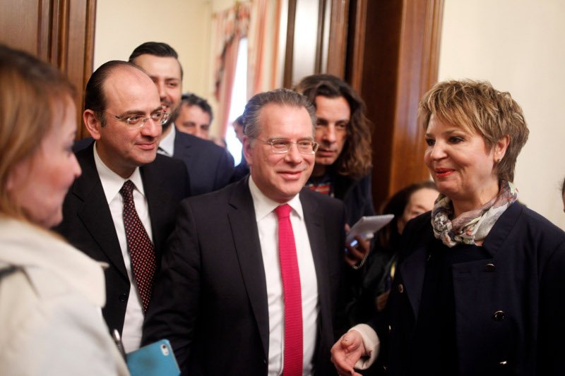Γεροβασίλη: Γιώργο, έλα να βγάλουμε μια φωτογραφία -Κουμουτσάκος: Ερχομαι, δεν κρατάω βεντέτα | iefimerida.gr 0