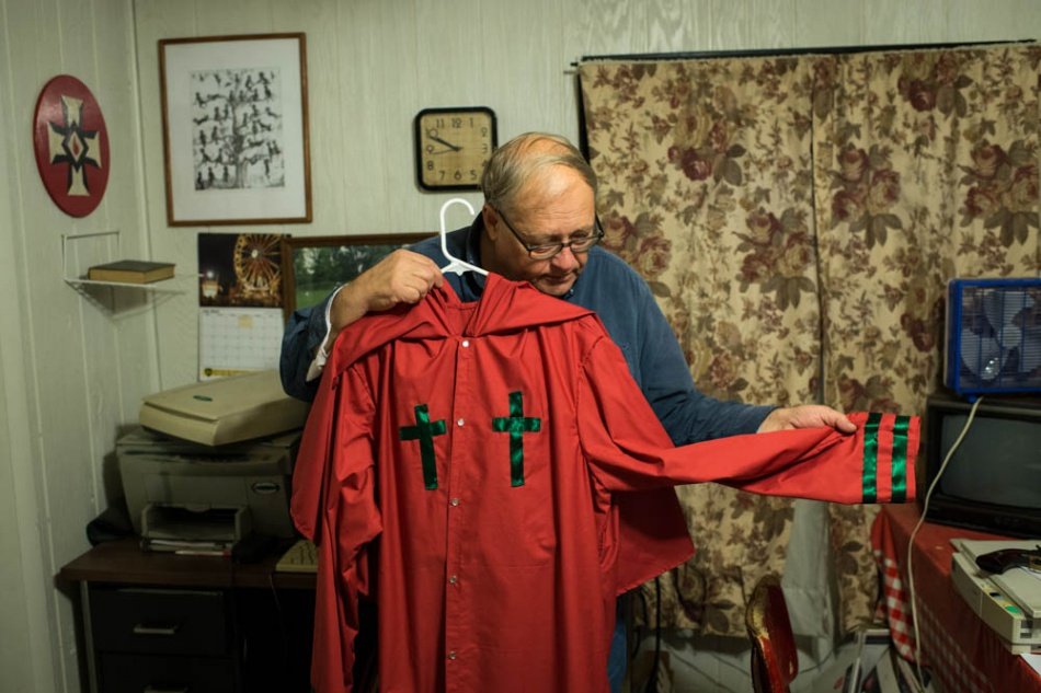 Φωτογράφος μπαίνει στα άδυτα της Κου Κλουξ Κλαν και διερευνά τα μίση της Αμερικής [εικόνες] | iefimerida.gr 3