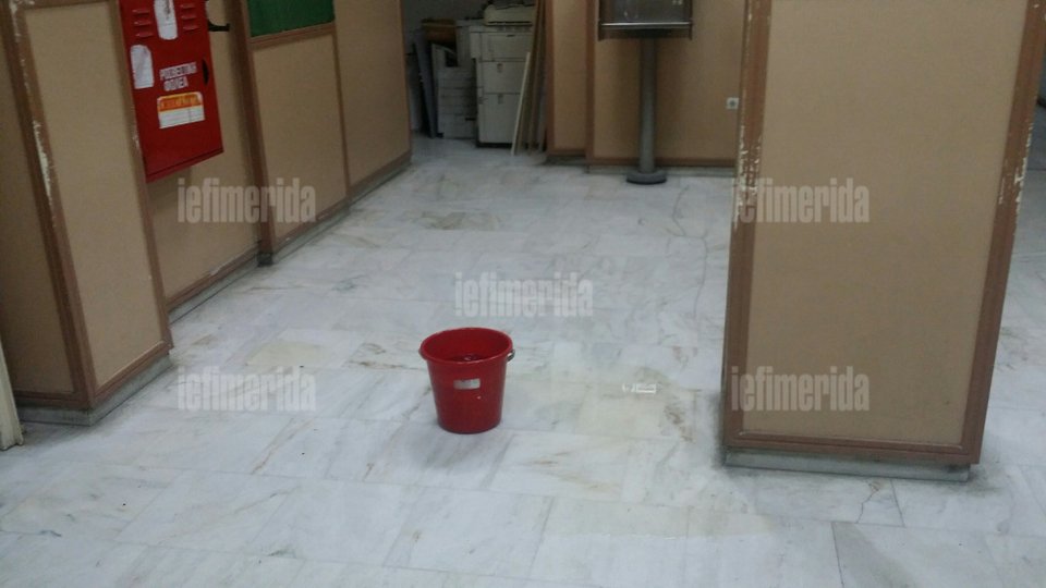 Δεκάδες δικογραφίες μεταφέρονται υπό βροχή με ανοιχτό φορτηγό στα δικαστήρια [εικόνες] | iefimerida.gr 6