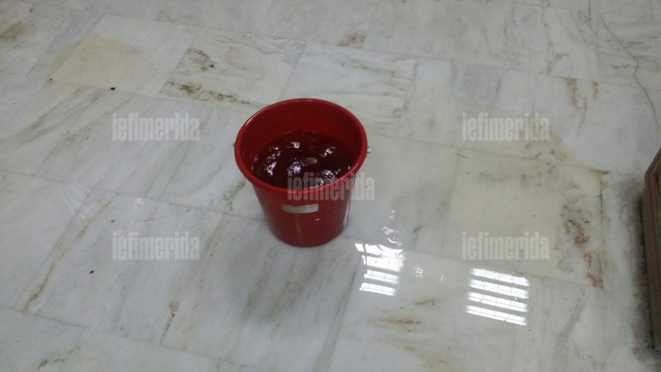 Δεκάδες δικογραφίες μεταφέρονται υπό βροχή με ανοιχτό φορτηγό στα δικαστήρια [εικόνες] | iefimerida.gr 5