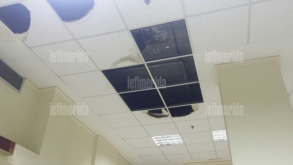 Δεκάδες δικογραφίες μεταφέρονται υπό βροχή με ανοιχτό φορτηγό στα δικαστήρια [εικόνες] | iefimerida.gr 4