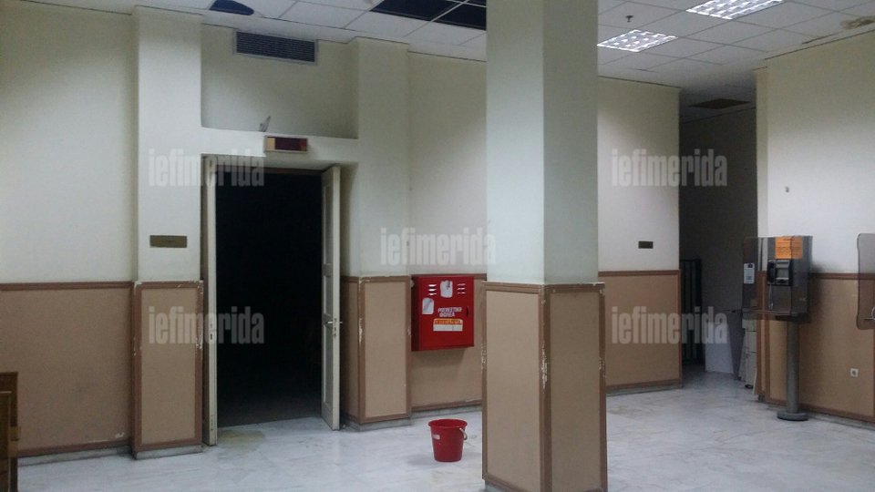 Δεκάδες δικογραφίες μεταφέρονται υπό βροχή με ανοιχτό φορτηγό στα δικαστήρια [εικόνες] | iefimerida.gr 3