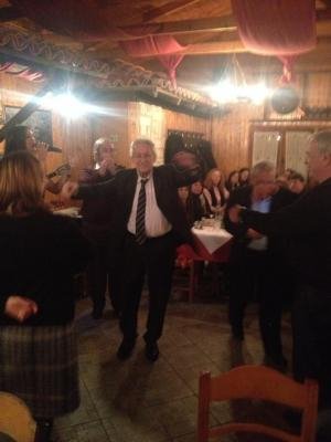 O Φώτης Κουβέλης κεφάτος όπως δεν τον έχουμε ξαναδεί: Χορεύει ασταμάτητα ζεϊμπέκικο [εικόνες] | iefimerida.gr 0