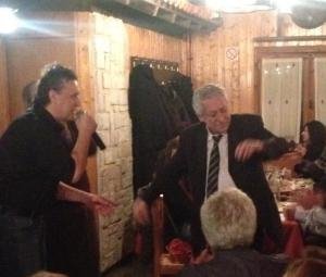 O Φώτης Κουβέλης κεφάτος όπως δεν τον έχουμε ξαναδεί: Χορεύει ασταμάτητα ζεϊμπέκικο [εικόνες] | iefimerida.gr 1