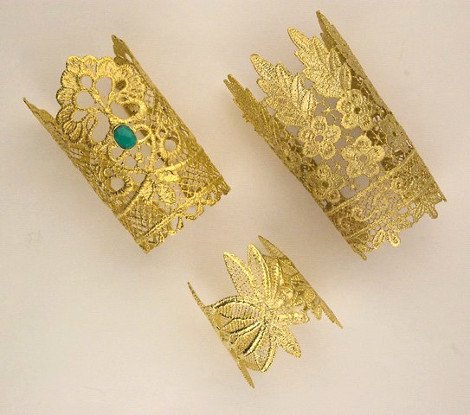 Επιχρυσωμένες δαντέλες βραχιόλια -Η Ελληνίδα σχεδιάστρια που κρύβεται πίσω από τα εμπνευσμένα κοσμήματα που ξετρελαίνουν τις γυναίκες [εικόνες] | iefimerida.gr 5