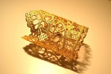 Επιχρυσωμένες δαντέλες βραχιόλια -Η Ελληνίδα σχεδιάστρια που κρύβεται πίσω από τα εμπνευσμένα κοσμήματα που ξετρελαίνουν τις γυναίκες [εικόνες] | iefimerida.gr 7