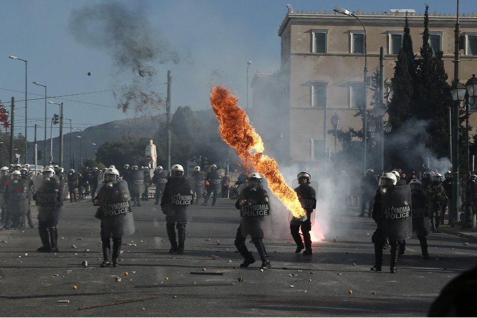 Κουκουλοφόροι διέλυσαν τα πάντα το πρωί της Τετάρτης στο κέντρο της Αθήνας [εικόνες & βίντεο] | iefimerida.gr 0