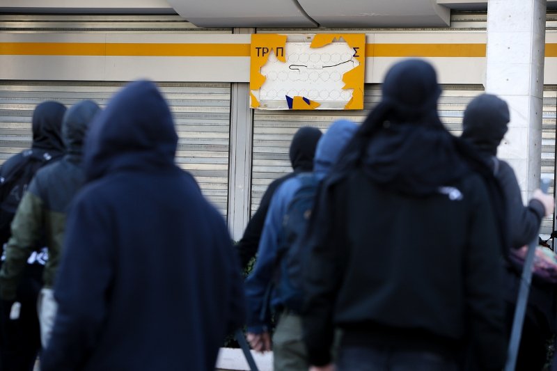 Κουκουλοφόροι διέλυσαν τα πάντα το πρωί της Τετάρτης στο κέντρο της Αθήνας [εικόνες & βίντεο] | iefimerida.gr 5