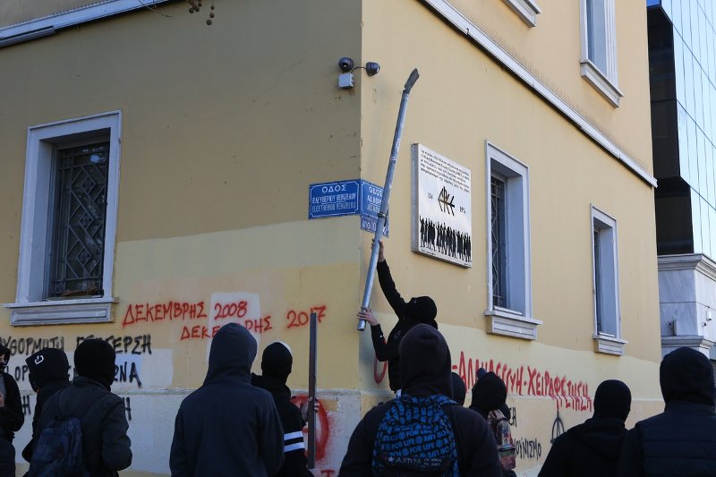 Κουκουλοφόροι διέλυσαν τα πάντα το πρωί της Τετάρτης στο κέντρο της Αθήνας [εικόνες & βίντεο] | iefimerida.gr 6