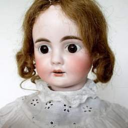 Η Barbie γίνεται μελαχρινή και αποκτά παραπανίσια κιλά -Η νέα κούκλα «ωδή» στην απλή γυναικεία ομορφιά [εικόνες] | iefimerida.gr 1