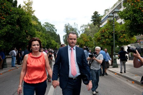 Ορκωμοσία: Το κολάν της Βούλτεψη, το πράσινο παπαγαλί της Γκερέκου και οι γυναίκες των υπουργών [εικόνες&βίντεο] | iefimerida.gr 8