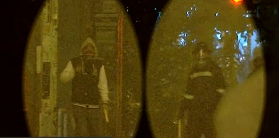 Αυτοί είναι οι δύο κουκουλοφόροι που αναζητά η ΕΛ.ΑΣ. για τη δολοφονική επίθεση με φωτοβολίδα κατά της δικηγόρου [εικόνες] | iefimerida.gr 0