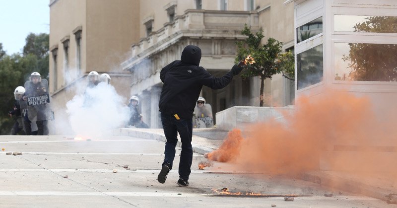 Μολότοφ και χημικά στο κέντρο της Αθήνας, στο πανεκπαιδευτικό συλλαλητήριο | iefimerida.gr 0