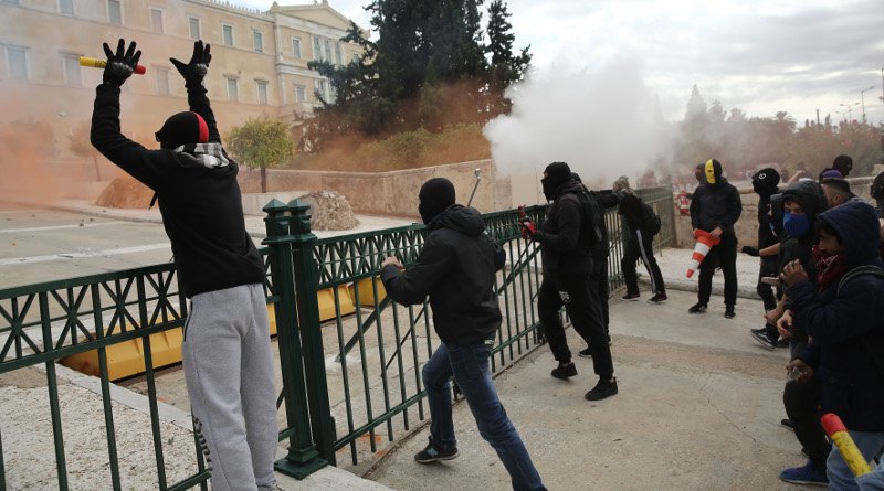 Μολότοφ και χημικά στο κέντρο της Αθήνας, στο πανεκπαιδευτικό συλλαλητήριο | iefimerida.gr 1