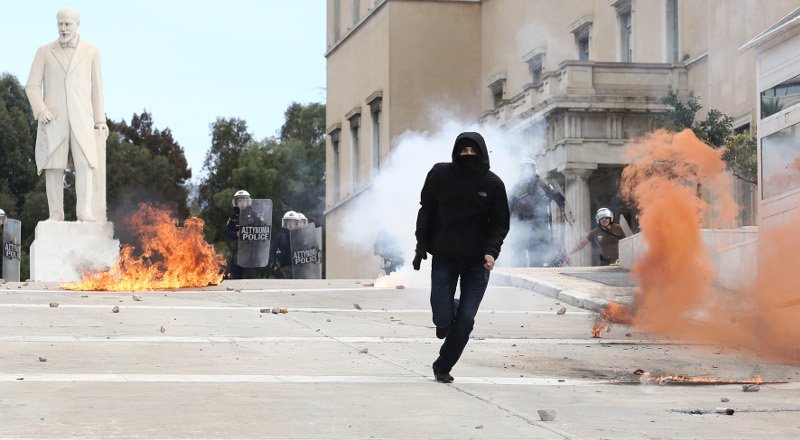 Μολότοφ και χημικά στο κέντρο της Αθήνας, στο πανεκπαιδευτικό συλλαλητήριο | iefimerida.gr 2