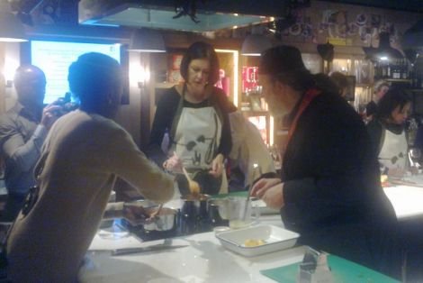 Νοικοκυρές από την Αμμουλιανή παρέδωσαν μαθήματα ζαχαροπλαστικής στον πολυχώρο του Τζέιμι Όλιβερ [εικόνες] | iefimerida.gr 1