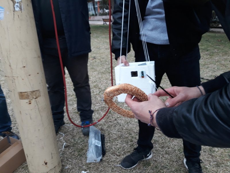 Το κουλούρι Θεσσαλονίκης προσπάθησε να πάει στο Διάστημα, αλλά... ξαναέπεσε στη Γη! [εικόνες & βίντεο] | iefimerida.gr 2