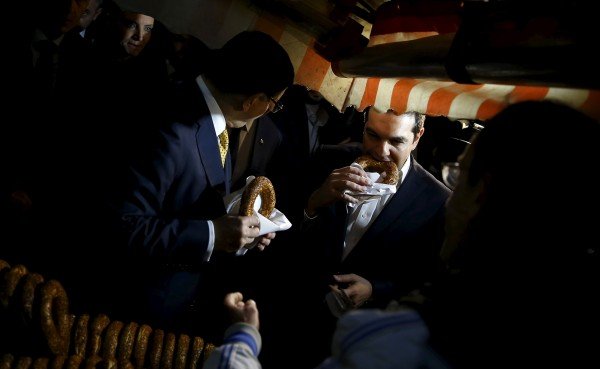 Ο Νταβούτογλου κέρασε κουλούρι τον Τσίπρα στην παραλία της Σμύρνης [εικόνες] | iefimerida.gr 0