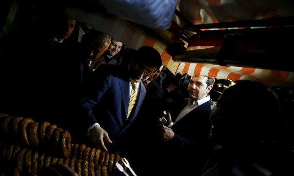 Ο Νταβούτογλου κέρασε κουλούρι τον Τσίπρα στην παραλία της Σμύρνης [εικόνες] | iefimerida.gr 1