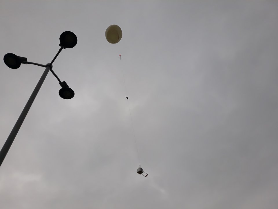 Το κουλούρι Θεσσαλονίκης προσπάθησε να πάει στο Διάστημα, αλλά... ξαναέπεσε στη Γη! [εικόνες & βίντεο] | iefimerida.gr 0