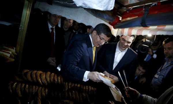 Ο Νταβούτογλου κέρασε κουλούρι τον Τσίπρα στην παραλία της Σμύρνης [εικόνες] | iefimerida.gr 2