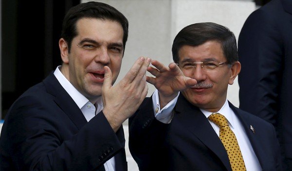 Ο Νταβούτογλου κέρασε κουλούρι τον Τσίπρα στην παραλία της Σμύρνης [εικόνες] | iefimerida.gr 3