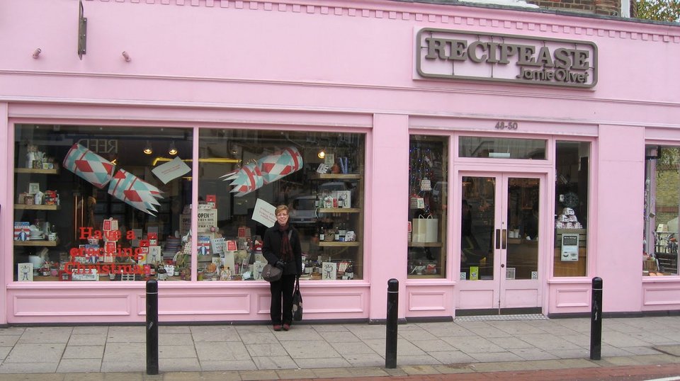 Νοικοκυρές από την Αμμουλιανή παρέδωσαν μαθήματα ζαχαροπλαστικής στον πολυχώρο του Τζέιμι Όλιβερ [εικόνες] | iefimerida.gr 2