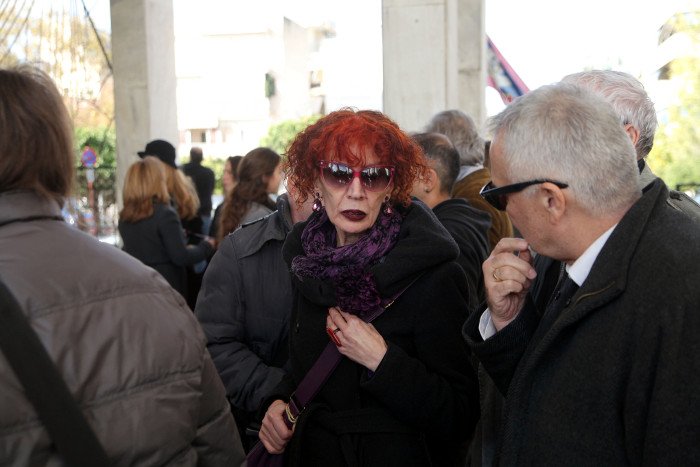 Aναγνώστες που τον λάτρεψαν, διανοούμενοι, πολιτικοί, φίλοι και συγγενείς στο τελευταίο αντίο στον Μένη Κουμανταρέα [εικόνες] | iefimerida.gr 0