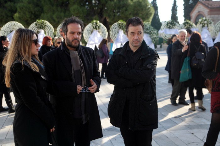 Aναγνώστες που τον λάτρεψαν, διανοούμενοι, πολιτικοί, φίλοι και συγγενείς στο τελευταίο αντίο στον Μένη Κουμανταρέα [εικόνες] | iefimerida.gr 9