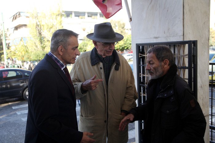 Aναγνώστες που τον λάτρεψαν, διανοούμενοι, πολιτικοί, φίλοι και συγγενείς στο τελευταίο αντίο στον Μένη Κουμανταρέα [εικόνες] | iefimerida.gr 10