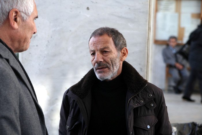 Aναγνώστες που τον λάτρεψαν, διανοούμενοι, πολιτικοί, φίλοι και συγγενείς στο τελευταίο αντίο στον Μένη Κουμανταρέα [εικόνες] | iefimerida.gr 11