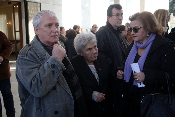 Aναγνώστες που τον λάτρεψαν, διανοούμενοι, πολιτικοί, φίλοι και συγγενείς στο τελευταίο αντίο στον Μένη Κουμανταρέα [εικόνες] | iefimerida.gr 12