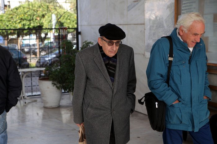 Aναγνώστες που τον λάτρεψαν, διανοούμενοι, πολιτικοί, φίλοι και συγγενείς στο τελευταίο αντίο στον Μένη Κουμανταρέα [εικόνες] | iefimerida.gr 1