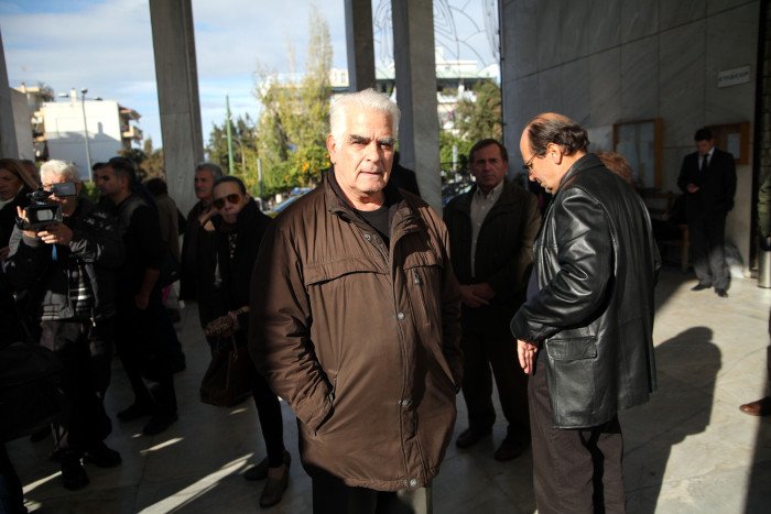 Aναγνώστες που τον λάτρεψαν, διανοούμενοι, πολιτικοί, φίλοι και συγγενείς στο τελευταίο αντίο στον Μένη Κουμανταρέα [εικόνες] | iefimerida.gr 2